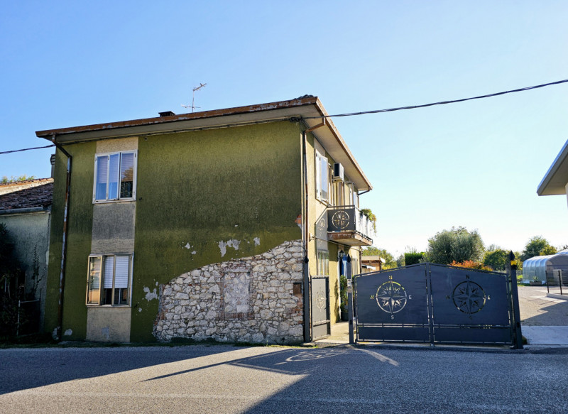Proponiamo in vendita a Pojana Maggiore, spaziosa abitazione accostata, con ampio giardino esclus...