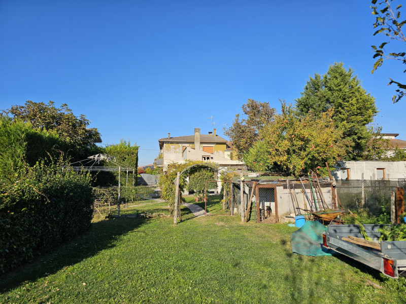 Proponiamo in vendita a Pojana Maggiore, spaziosa abitazione accostata, con ampio giardino esclus...