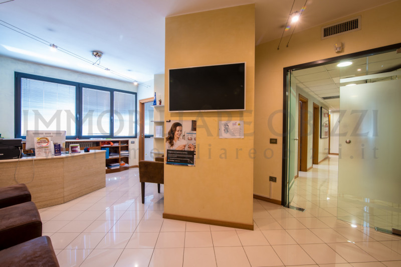 CENTRALISSIMO, con ampia possibilità di parcheggio più posto auto interno, proponiamo in affitto ...