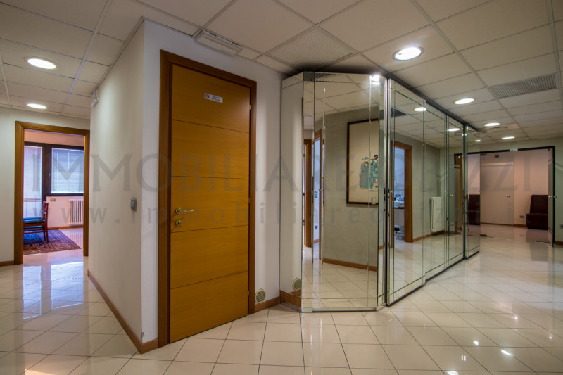 CENTRALISSIMO, con ampia possibilità di parcheggio più posto auto interno, proponiamo in affitto ...