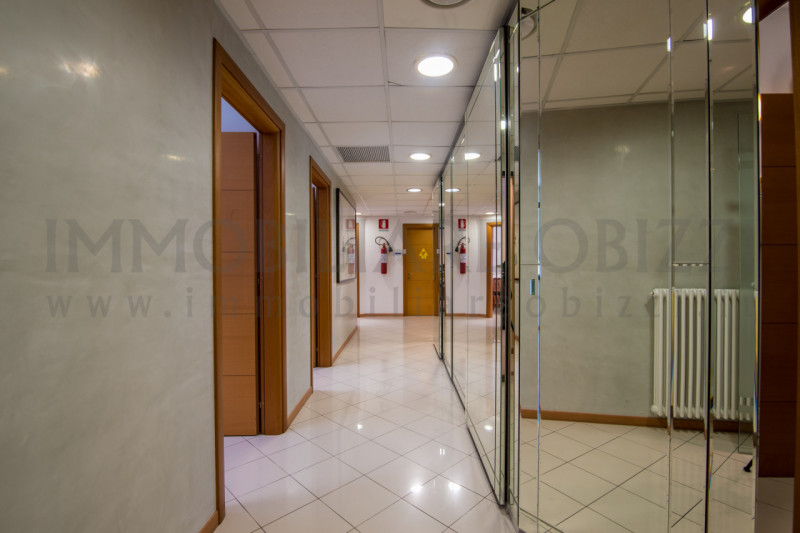 CENTRALISSIMO, con ampia possibilità di parcheggio più posto auto interno, proponiamo in affitto ...