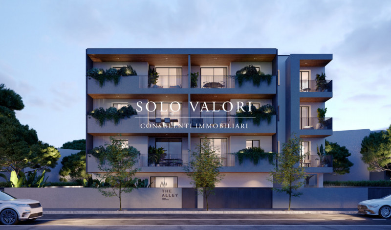 Scopri un'opportunità imperdibile nel cuore di Jesolo! Situato nella rinomata zona di Piazza Mazz...