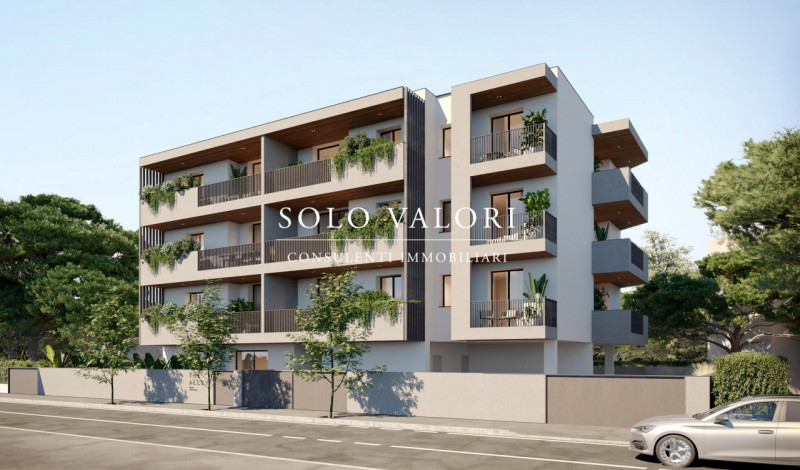 Scopri un'opportunità imperdibile nel cuore di Jesolo! Situato nella rinomata zona di Piazza Mazz...