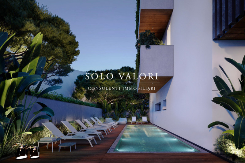 Scopri un'opportunità imperdibile nel cuore di Jesolo! Situato nella rinomata zona di Piazza Mazz...