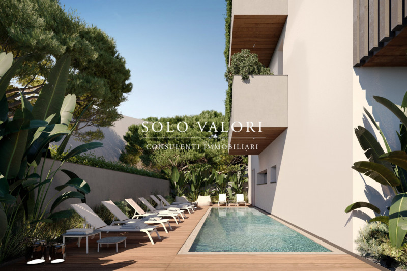 Scopri un'opportunità imperdibile nel cuore di Jesolo! Situato nella rinomata zona di Piazza Mazz...