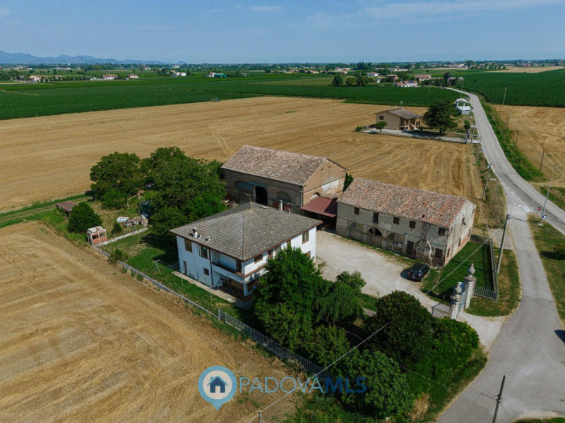 Immobile in esclusiva al Gruppo Padova MLS
Compendio immobiliare con più fabbricati e ampi spazi ...
