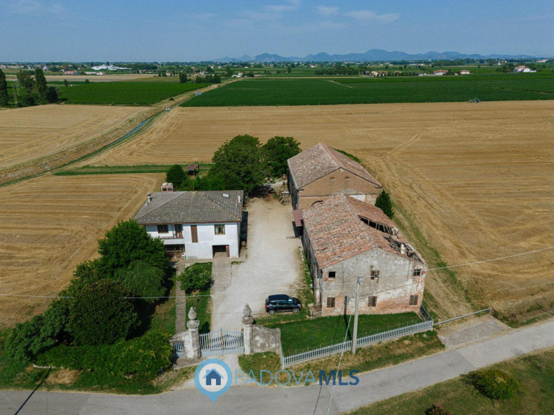 Immobile in esclusiva al Gruppo Padova MLS
Compendio immobiliare con più fabbricati e ampi spazi ...