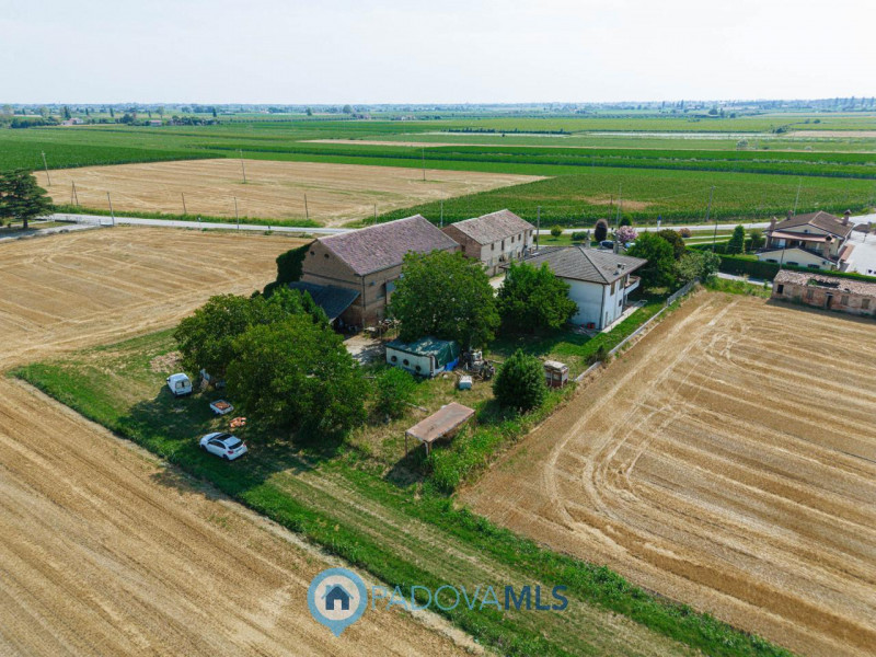 Immobile in esclusiva al Gruppo Padova MLS
Compendio immobiliare con più fabbricati e ampi spazi ...