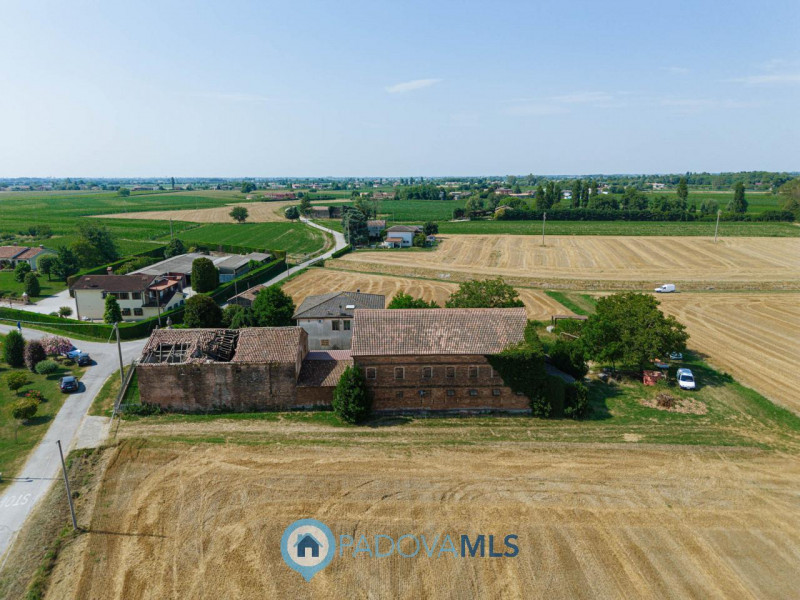 Immobile in esclusiva al Gruppo Padova MLS
Compendio immobiliare con più fabbricati e ampi spazi ...