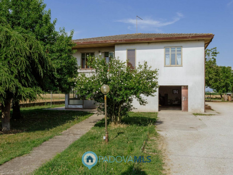 Immobile in esclusiva al Gruppo Padova MLS
Compendio immobiliare con più fabbricati e ampi spazi ...
