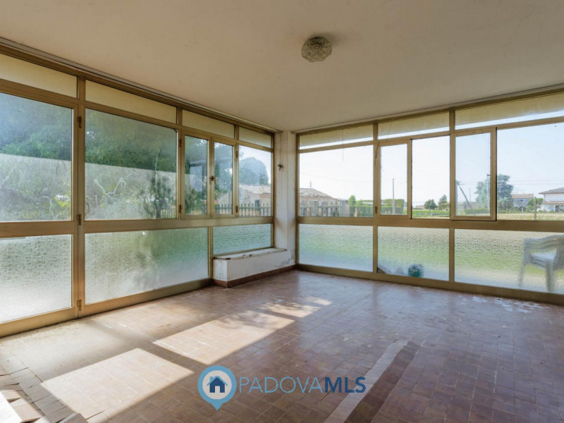 Immobile in esclusiva al Gruppo Padova MLS
Compendio immobiliare con più fabbricati e ampi spazi ...
