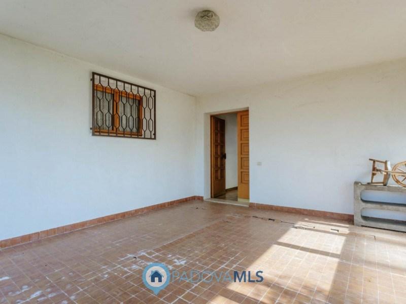 Immobile in esclusiva al Gruppo Padova MLS
Compendio immobiliare con più fabbricati e ampi spazi ...