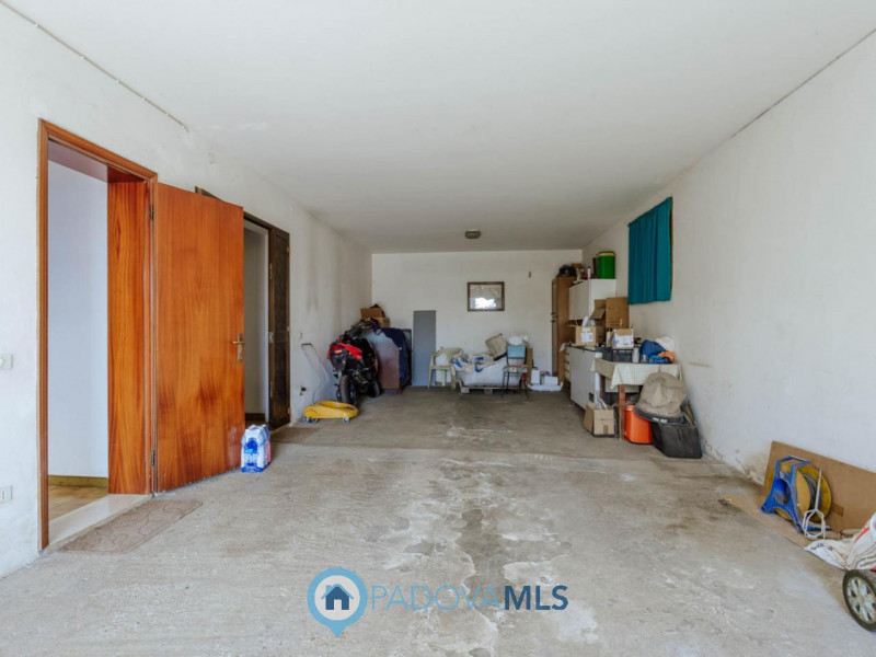 Immobile in esclusiva al Gruppo Padova MLS
Compendio immobiliare con più fabbricati e ampi spazi ...