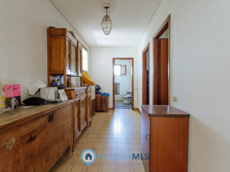 Immobile in esclusiva al Gruppo Padova MLS
Compendio immobiliare con più fabbricati e ampi spazi ...