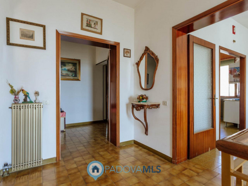 Immobile in esclusiva al Gruppo Padova MLS
Compendio immobiliare con più fabbricati e ampi spazi ...