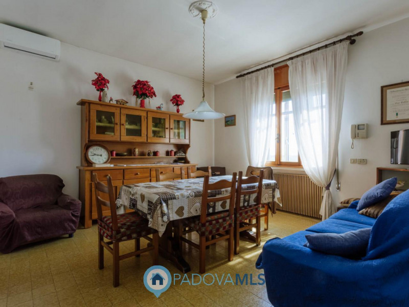 Immobile in esclusiva al Gruppo Padova MLS
Compendio immobiliare con più fabbricati e ampi spazi ...