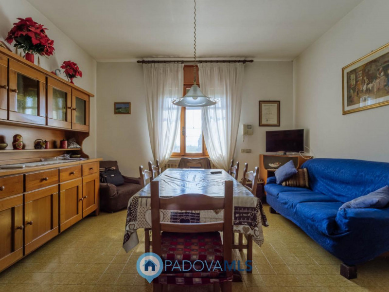 Immobile in esclusiva al Gruppo Padova MLS
Compendio immobiliare con più fabbricati e ampi spazi ...