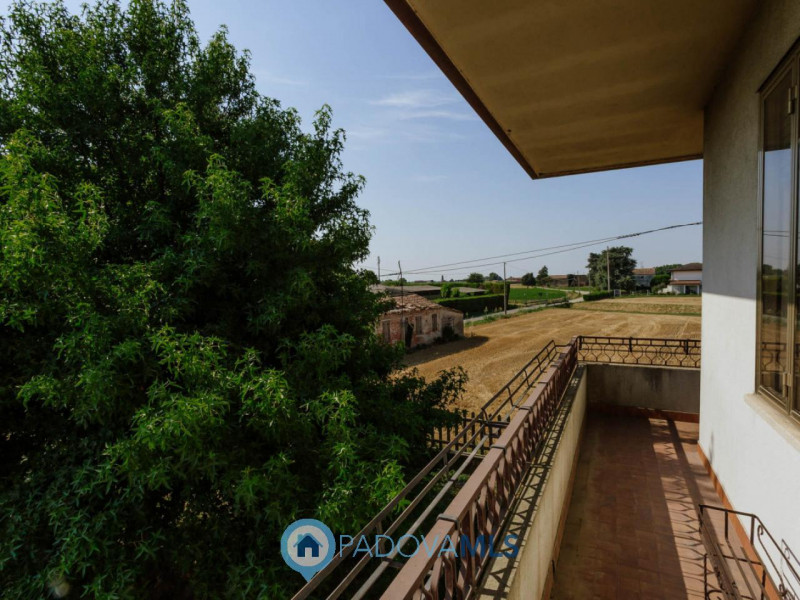 Immobile in esclusiva al Gruppo Padova MLS
Compendio immobiliare con più fabbricati e ampi spazi ...