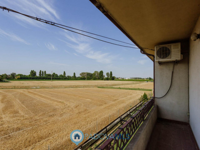 Immobile in esclusiva al Gruppo Padova MLS
Compendio immobiliare con più fabbricati e ampi spazi ...