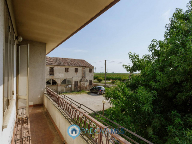 Immobile in esclusiva al Gruppo Padova MLS
Compendio immobiliare con più fabbricati e ampi spazi ...
