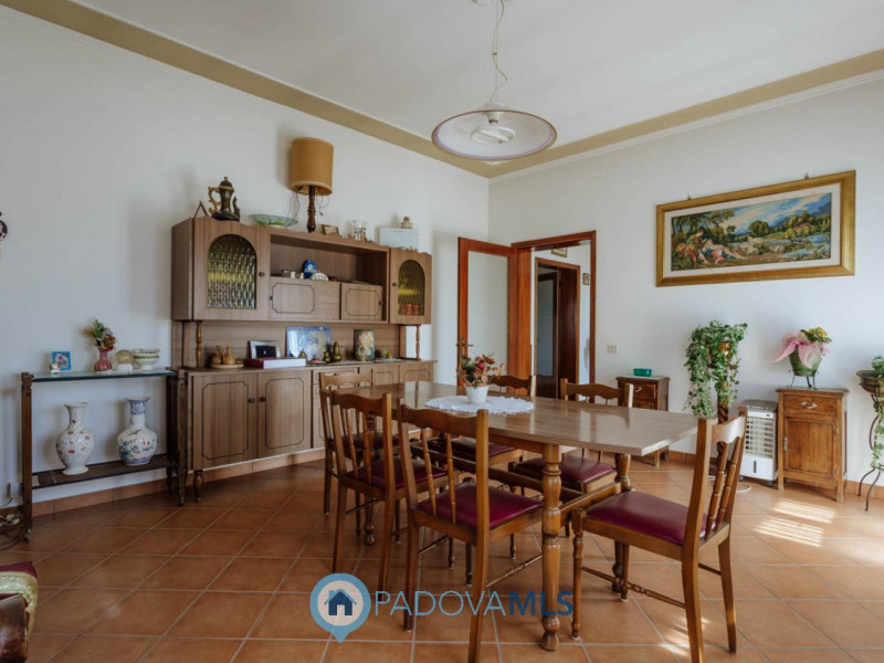 Immobile in esclusiva al Gruppo Padova MLS
Compendio immobiliare con più fabbricati e ampi spazi ...