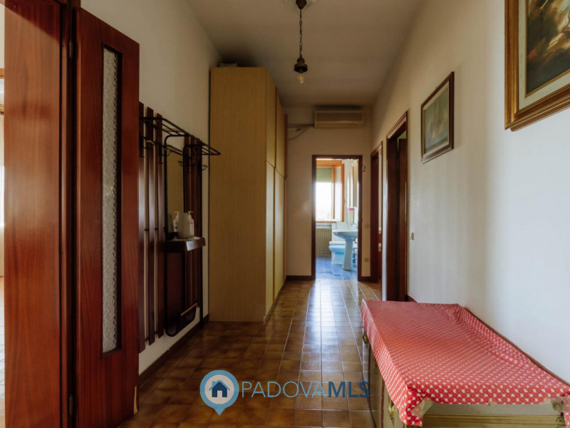 Immobile in esclusiva al Gruppo Padova MLS
Compendio immobiliare con più fabbricati e ampi spazi ...