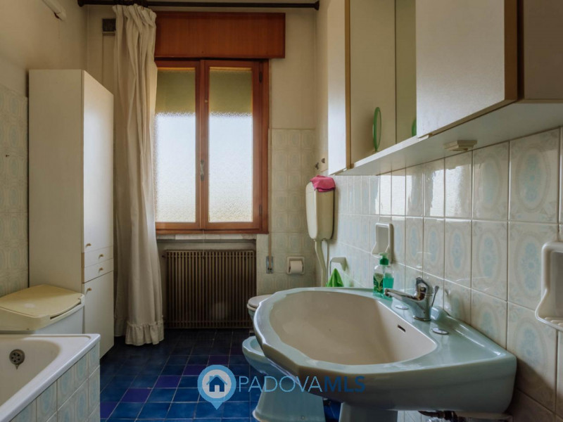 Immobile in esclusiva al Gruppo Padova MLS
Compendio immobiliare con più fabbricati e ampi spazi ...