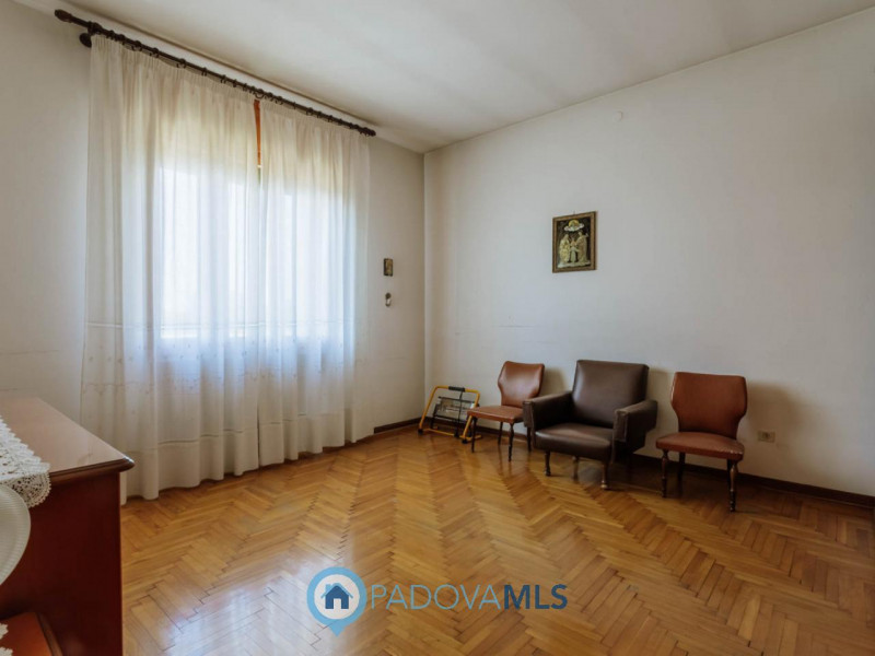 Immobile in esclusiva al Gruppo Padova MLS
Compendio immobiliare con più fabbricati e ampi spazi ...