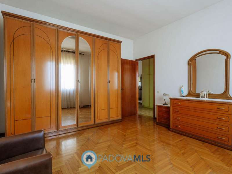 Immobile in esclusiva al Gruppo Padova MLS
Compendio immobiliare con più fabbricati e ampi spazi ...