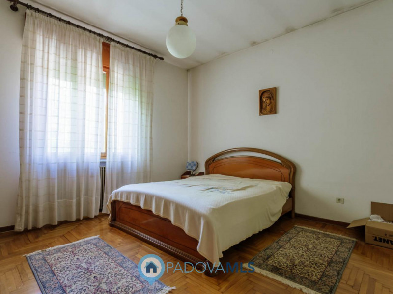 Immobile in esclusiva al Gruppo Padova MLS
Compendio immobiliare con più fabbricati e ampi spazi ...