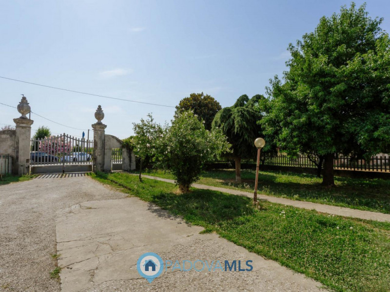 Immobile in esclusiva al Gruppo Padova MLS
Compendio immobiliare con più fabbricati e ampi spazi ...
