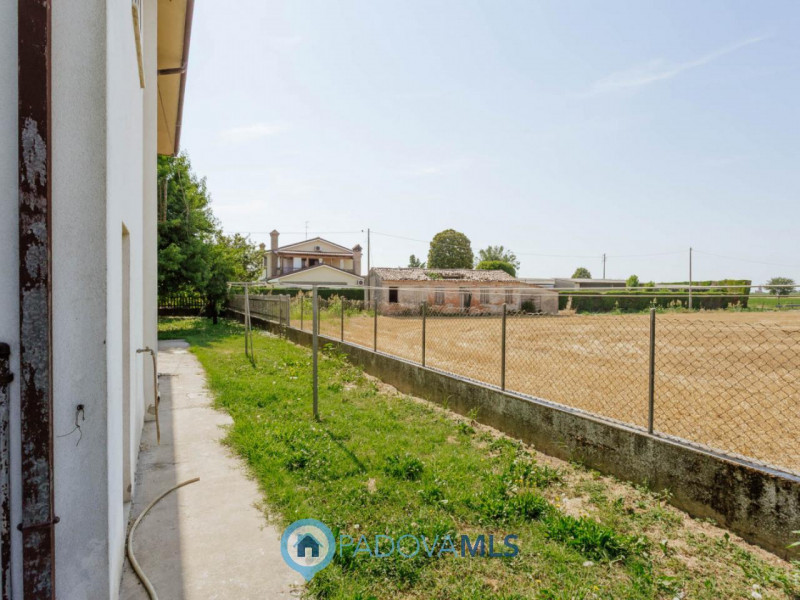 Immobile in esclusiva al Gruppo Padova MLS
Compendio immobiliare con più fabbricati e ampi spazi ...