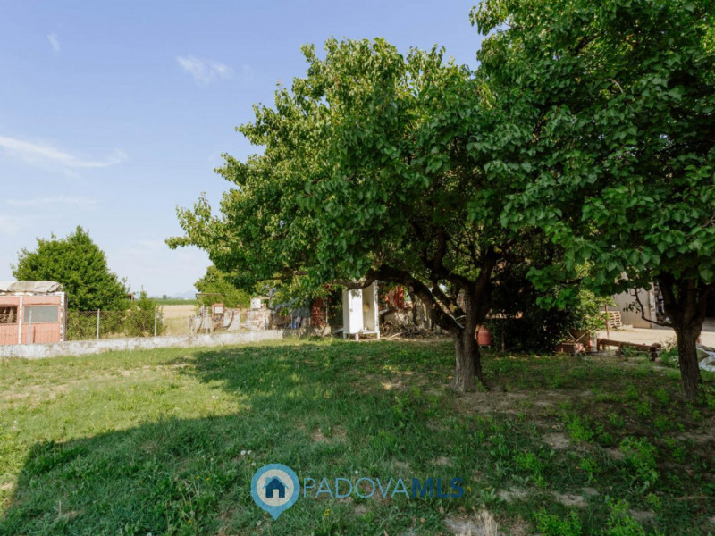 Immobile in esclusiva al Gruppo Padova MLS
Compendio immobiliare con più fabbricati e ampi spazi ...