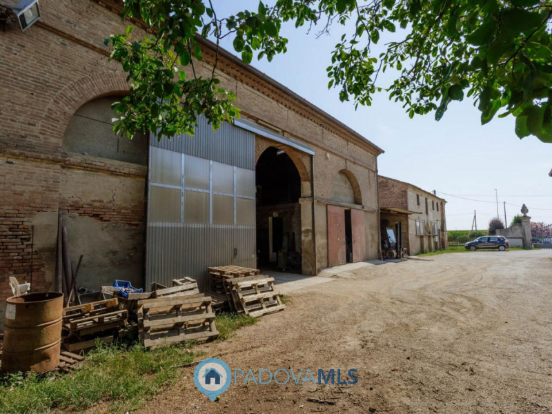 Immobile in esclusiva al Gruppo Padova MLS
Compendio immobiliare con più fabbricati e ampi spazi ...