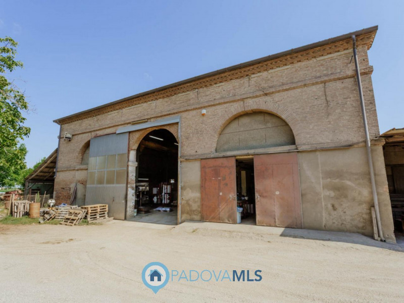 Immobile in esclusiva al Gruppo Padova MLS
Compendio immobiliare con più fabbricati e ampi spazi ...