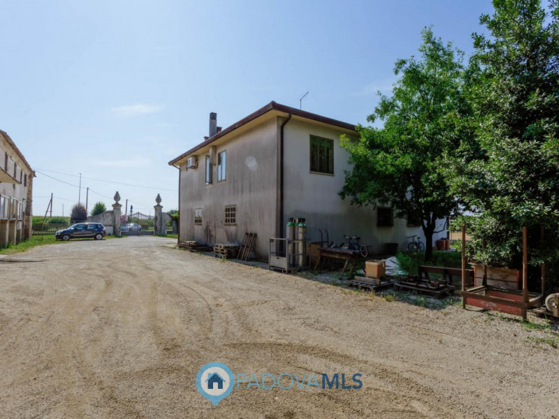 Immobile in esclusiva al Gruppo Padova MLS
Compendio immobiliare con più fabbricati e ampi spazi ...