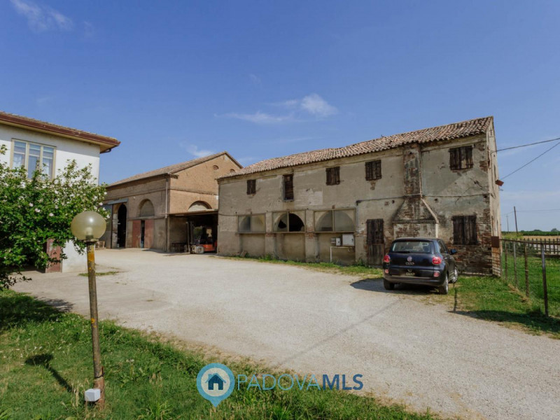 Immobile in esclusiva al Gruppo Padova MLS
Compendio immobiliare con più fabbricati e ampi spazi ...