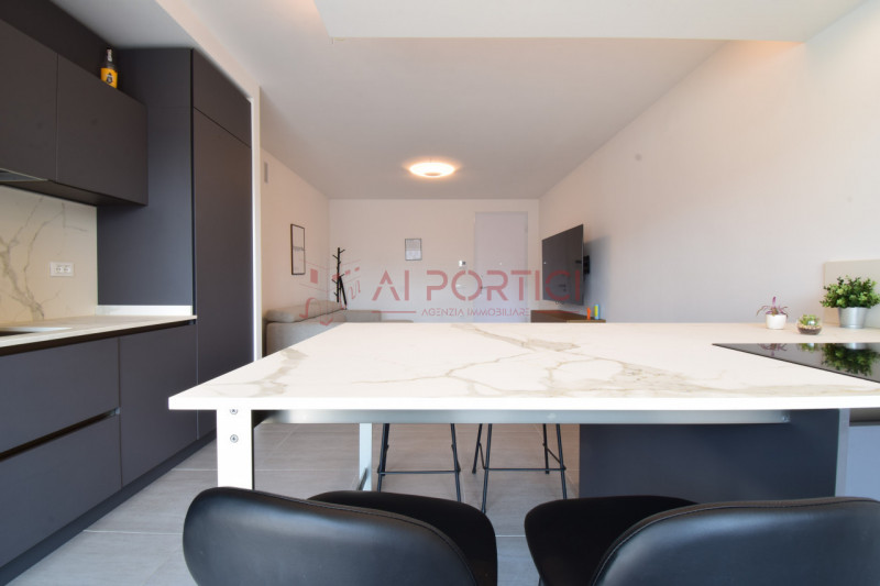 CAMPAGNA LUPIA – Esclusivo appartamento con terrazzo di 30 mq a pochi passi dal centro.
In una tr...