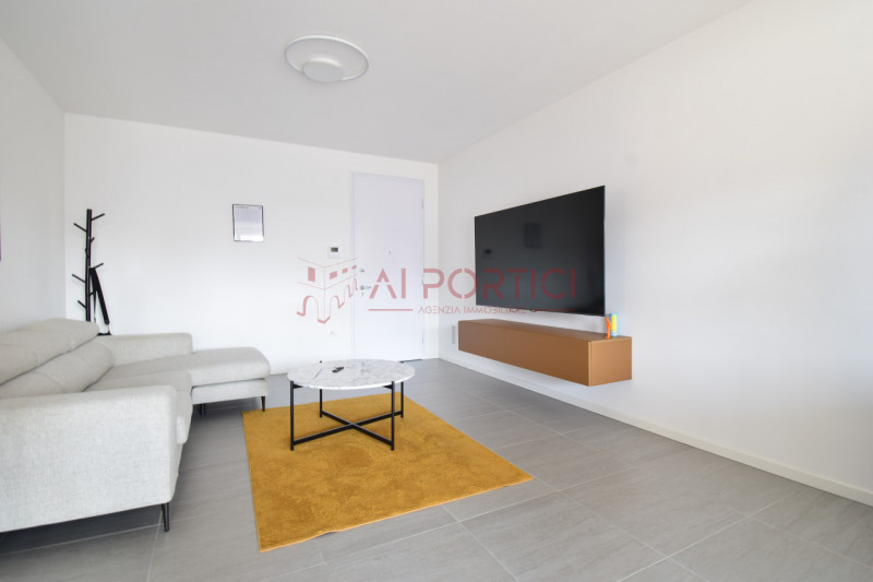 CAMPAGNA LUPIA – Esclusivo appartamento con terrazzo di 30 mq a pochi passi dal centro.
In una tr...