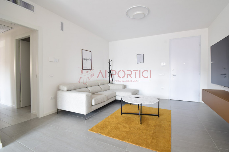 CAMPAGNA LUPIA – Esclusivo appartamento con terrazzo di 30 mq a pochi passi dal centro.
In una tr...