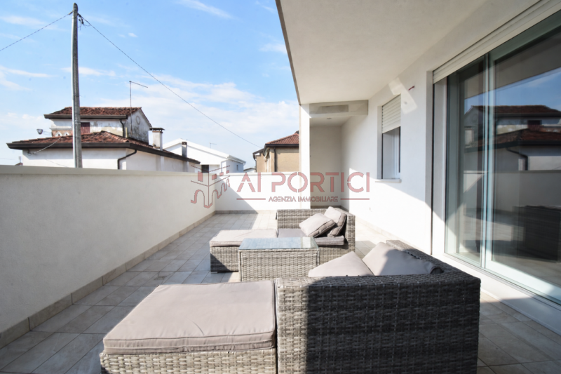 CAMPAGNA LUPIA – Esclusivo appartamento con terrazzo di 30 mq a pochi passi dal centro.
In una tr...