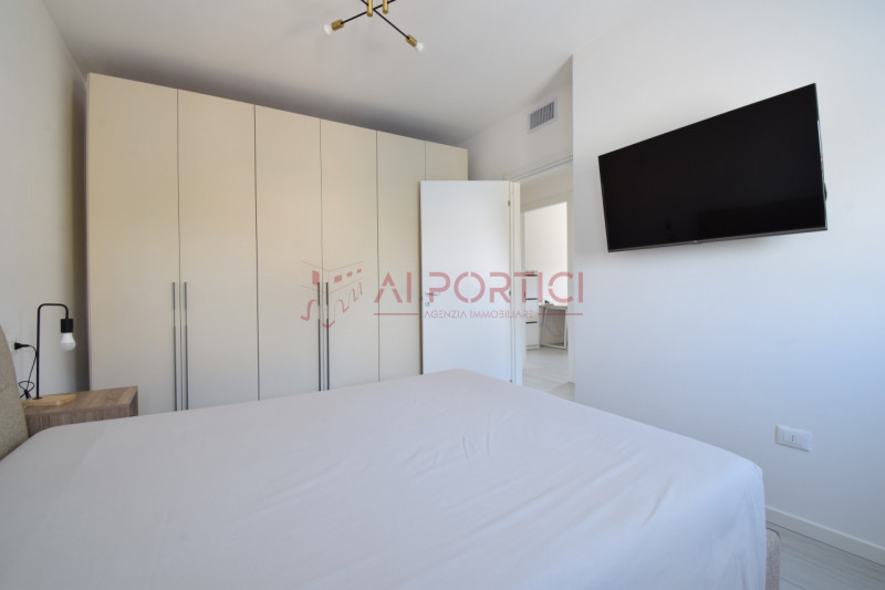 CAMPAGNA LUPIA – Esclusivo appartamento con terrazzo di 30 mq a pochi passi dal centro.
In una tr...