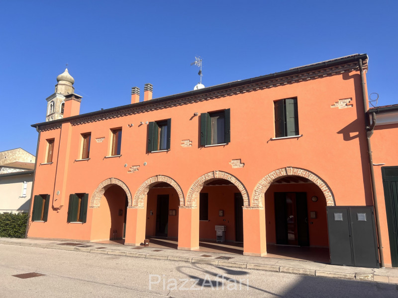 In zona tranquilla ma ben servita (a ridosso della Strada Statale Monselice - Mare) si propone mi...