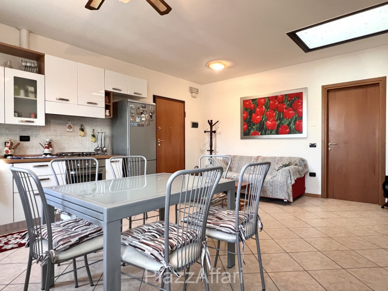 In zona tranquilla ma ben servita (a ridosso della Strada Statale Monselice - Mare) si propone mi...