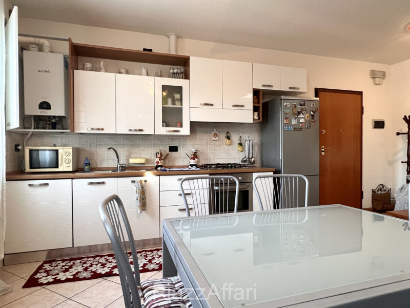 In zona tranquilla ma ben servita (a ridosso della Strada Statale Monselice - Mare) si propone mi...