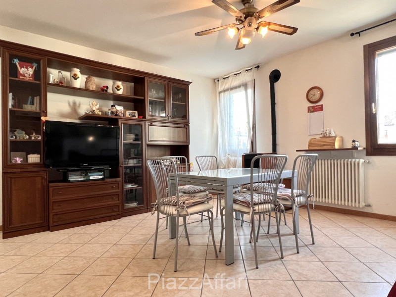 In zona tranquilla ma ben servita (a ridosso della Strada Statale Monselice - Mare) si propone mi...