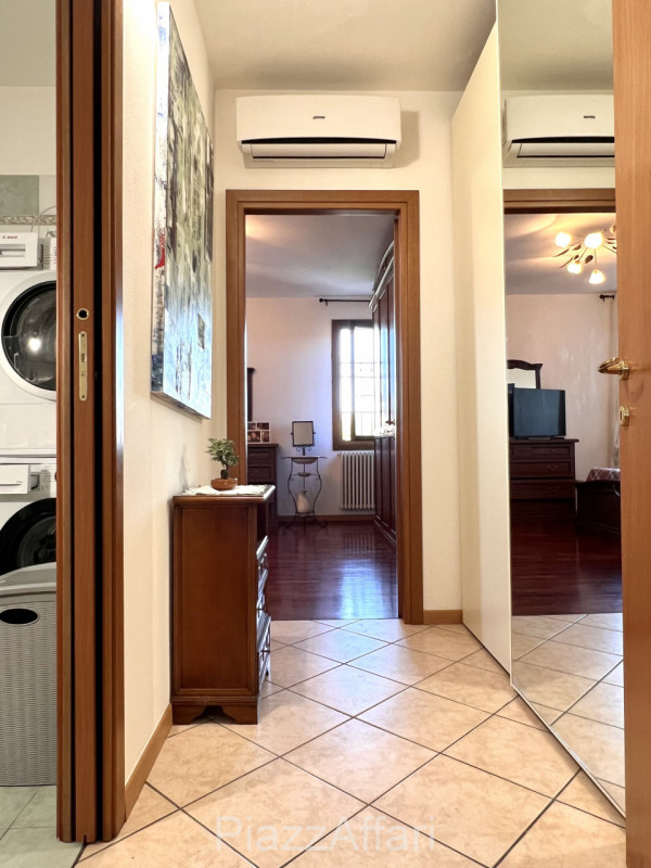 In zona tranquilla ma ben servita (a ridosso della Strada Statale Monselice - Mare) si propone mi...