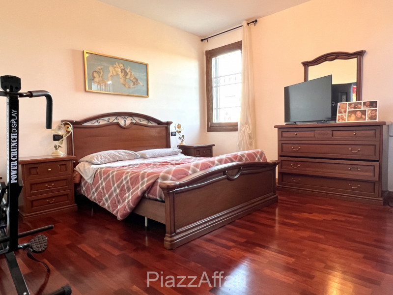 In zona tranquilla ma ben servita (a ridosso della Strada Statale Monselice - Mare) si propone mi...