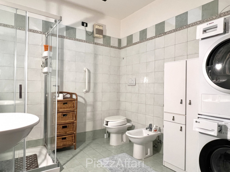 In zona tranquilla ma ben servita (a ridosso della Strada Statale Monselice - Mare) si propone mi...