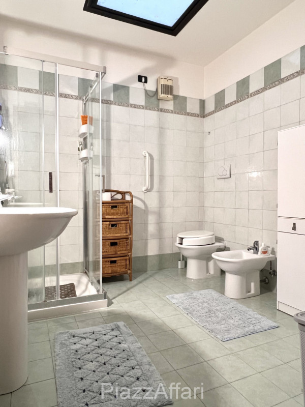 In zona tranquilla ma ben servita (a ridosso della Strada Statale Monselice - Mare) si propone mi...